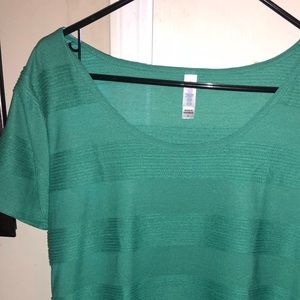 NWT Lularoe large solid classic T